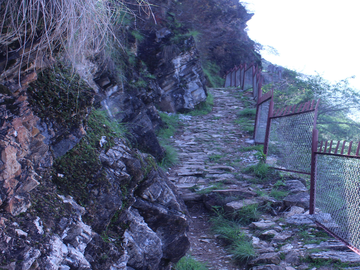 बैतडीको भीटा भीरको बाटोमा तारजालीसहित रेलिङ लगाएपछि स्थानीयलाई सहज 